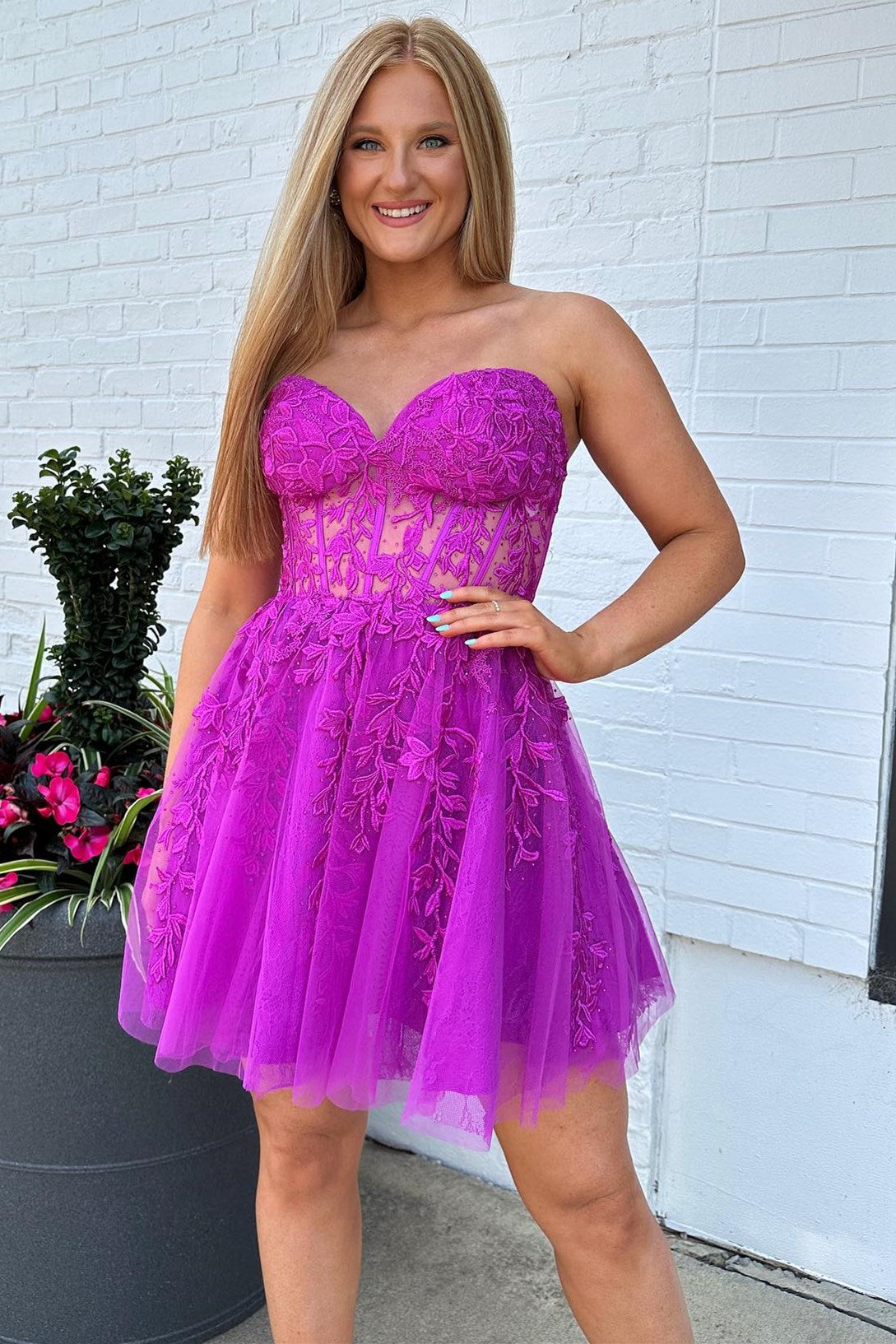 Vestido de fiesta de corte A con escote en forma de corazón y apliques color magenta