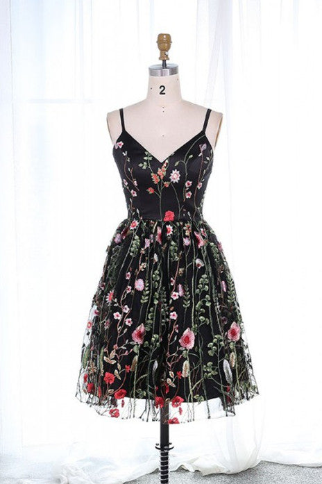Vestido de fiesta negro con tirantes bordados y flores