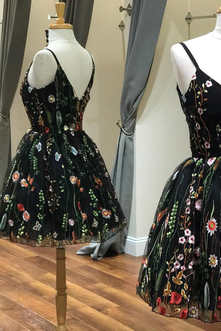 Vestido de fiesta negro con tirantes bordados y flores