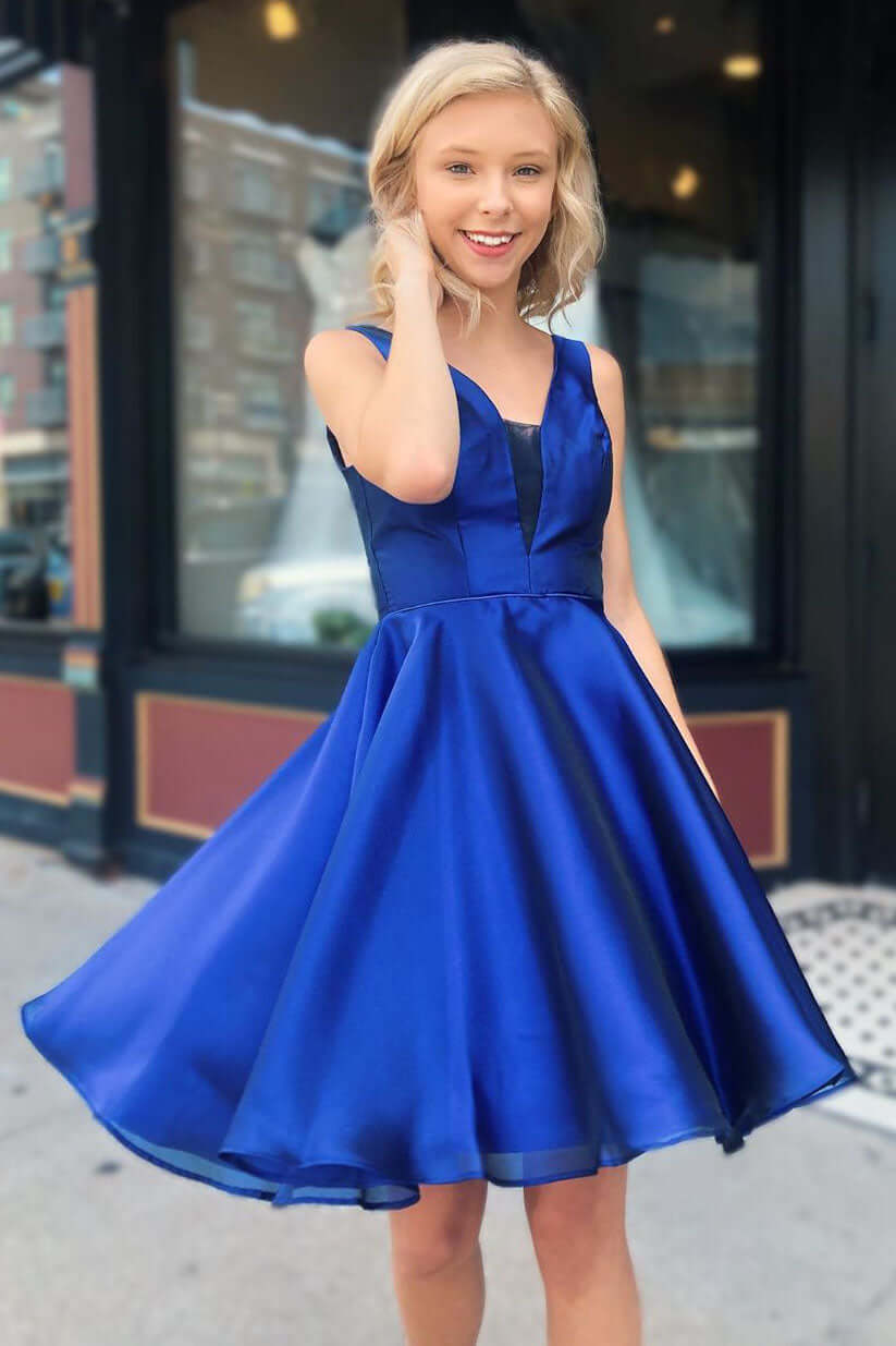 Vestido de fiesta azul real corto, ajustado y con corte en A