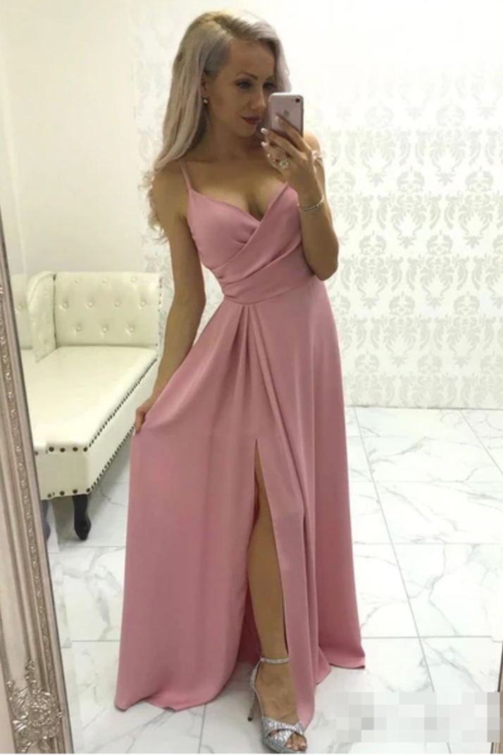 Vestido de noche sencillo con tirantes finos de satén y abertura
