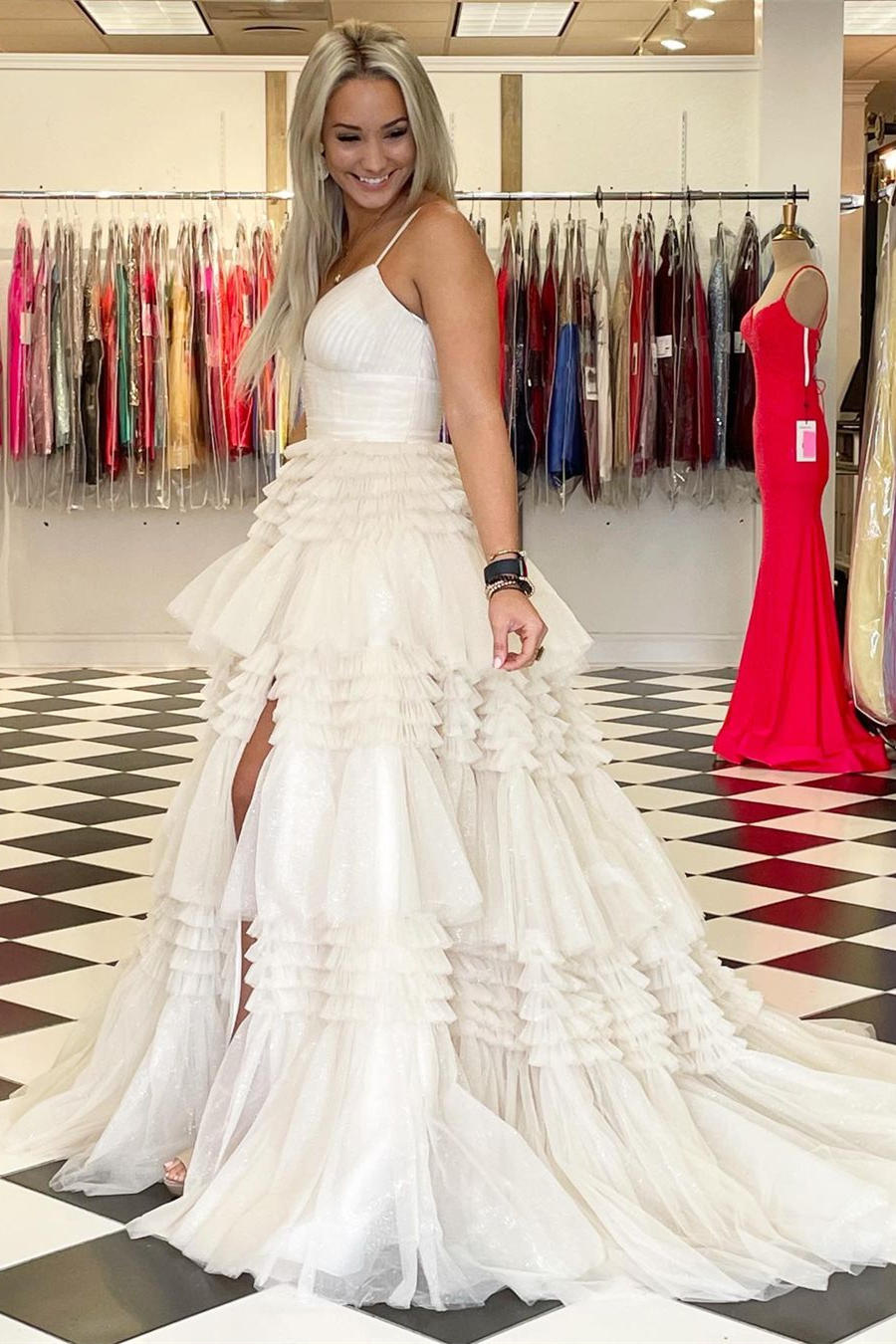 Elegante vestido de fiesta largo de tul azul claro con abertura y volantes.