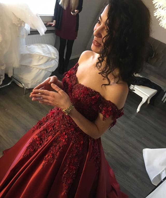 Vestidos de fiesta de satén con hombros descubiertos y flores 3D con cuentas