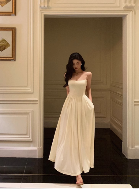 Vestido blanco sexy de satén con tirantes finos y corte en A para 21 cumpleaños. Ideas para vestidos de cumpleaños para mujer (DP1888).