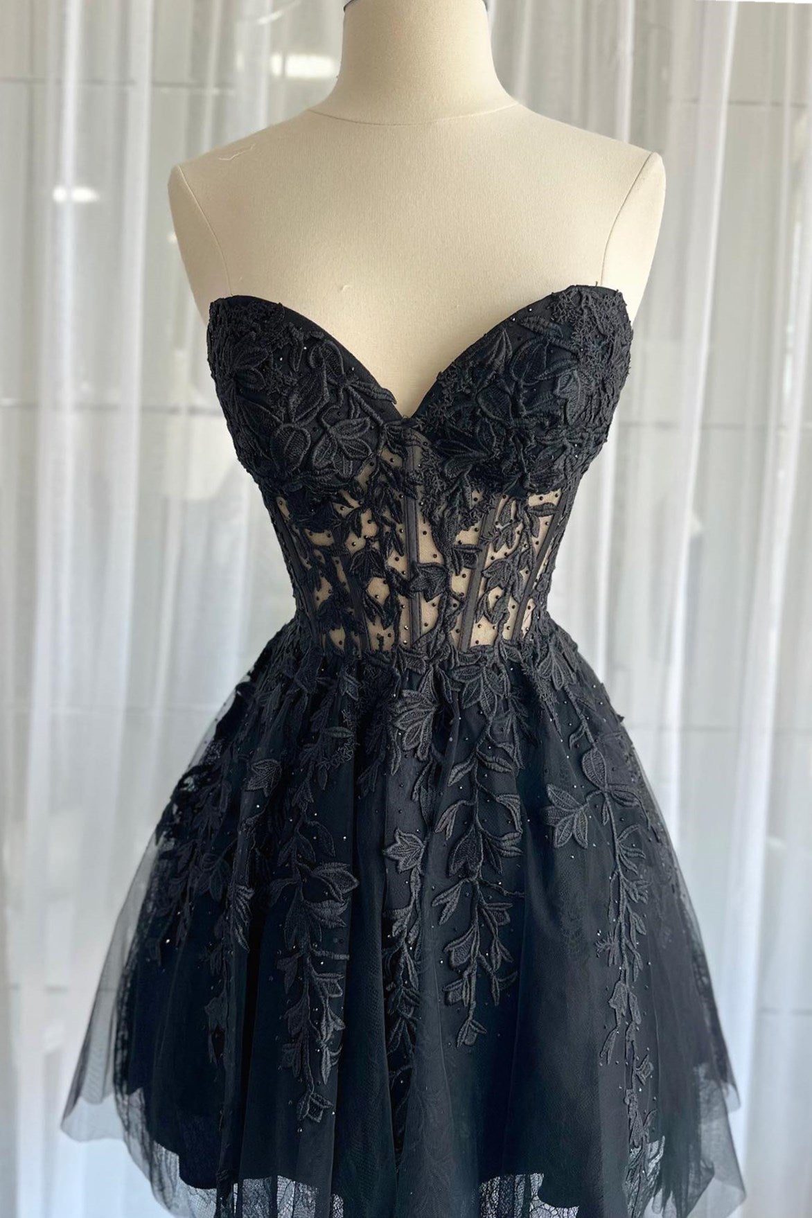 Vestido de fiesta de corte A con escote en forma de corazón y apliques color magenta