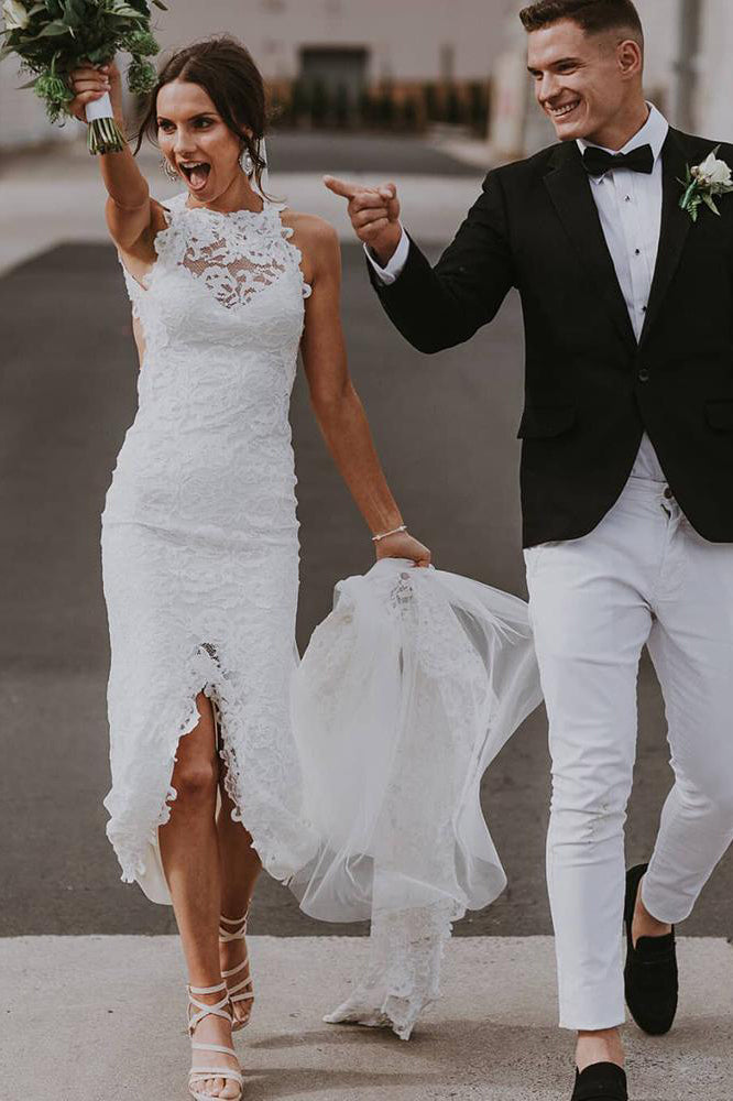 Vestido de novia de encaje blanco con abertura frontal y corte playero sencillo y elegante