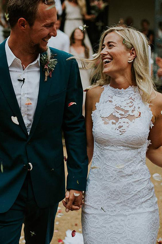 Vestido de novia de encaje blanco con abertura frontal y corte playero sencillo y elegante