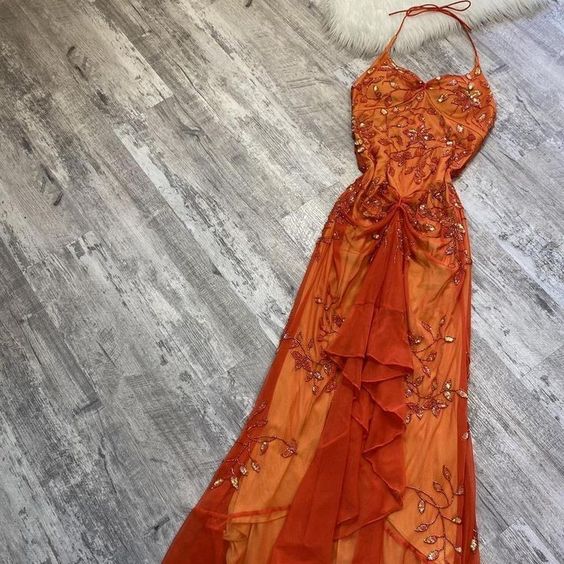 Vestido de fiesta único con tirantes finos en color naranja y cuentas, ideal para bodas formales.