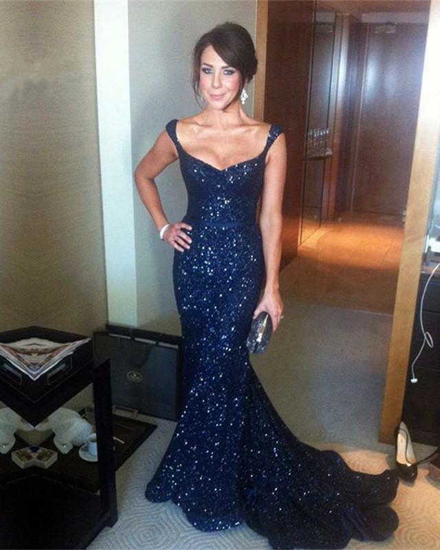 Vestido de fiesta de sirena con escote en V y lentejuelas y cola de corte