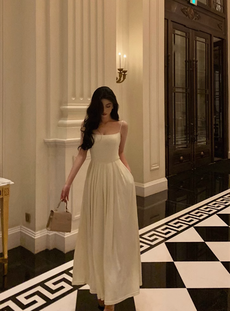 Vestido blanco sexy de satén con tirantes finos y corte en A para 21 cumpleaños. Ideas para vestidos de cumpleaños para mujer (DP1888).