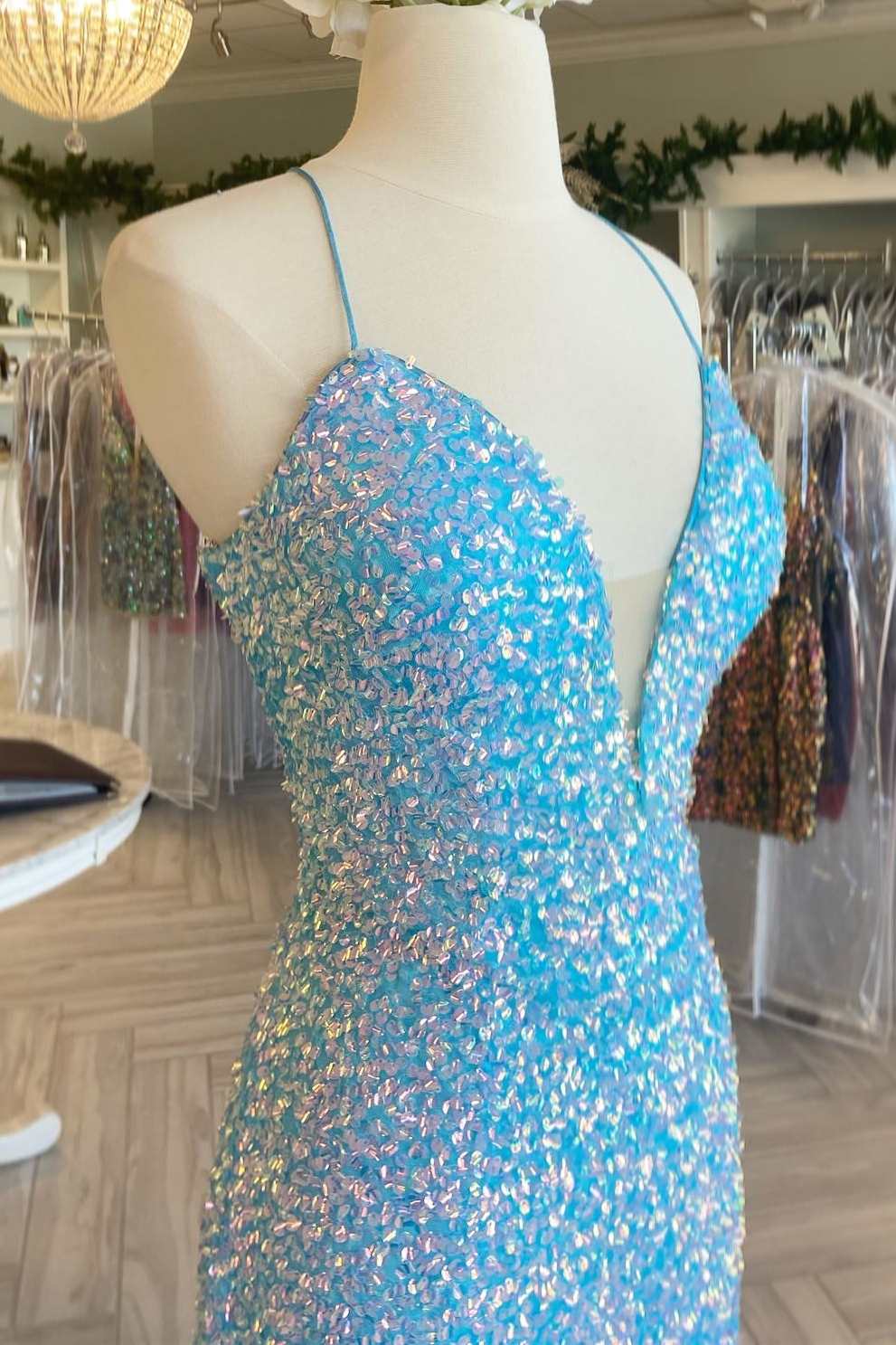 Vestido de fiesta largo con cordones y lentejuelas iridiscentes en azul claro con abertura