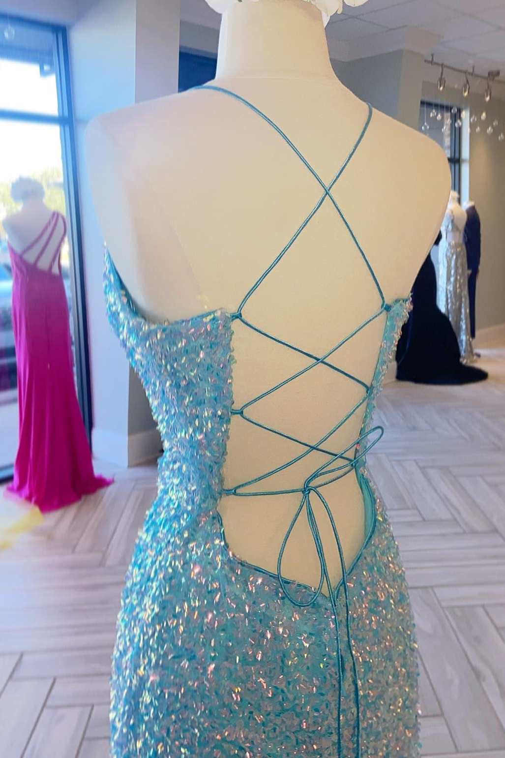 Vestido de fiesta largo con cordones y lentejuelas iridiscentes en azul claro con abertura