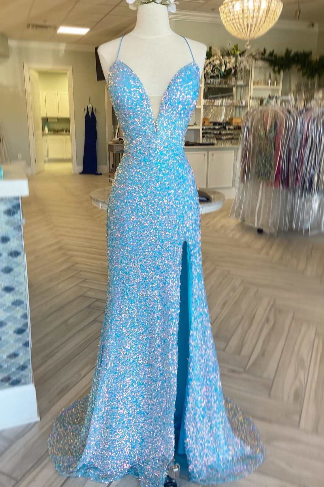Vestido de fiesta largo con cordones y lentejuelas iridiscentes en azul claro con abertura