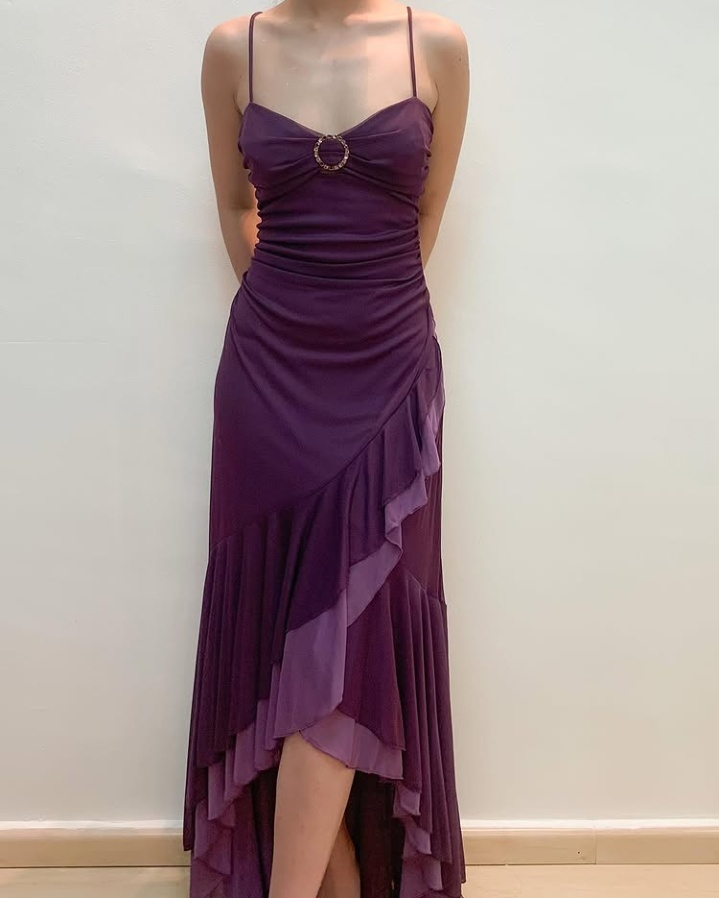 Vestido de fiesta largo morado oscuro con tirantes finos y volantes