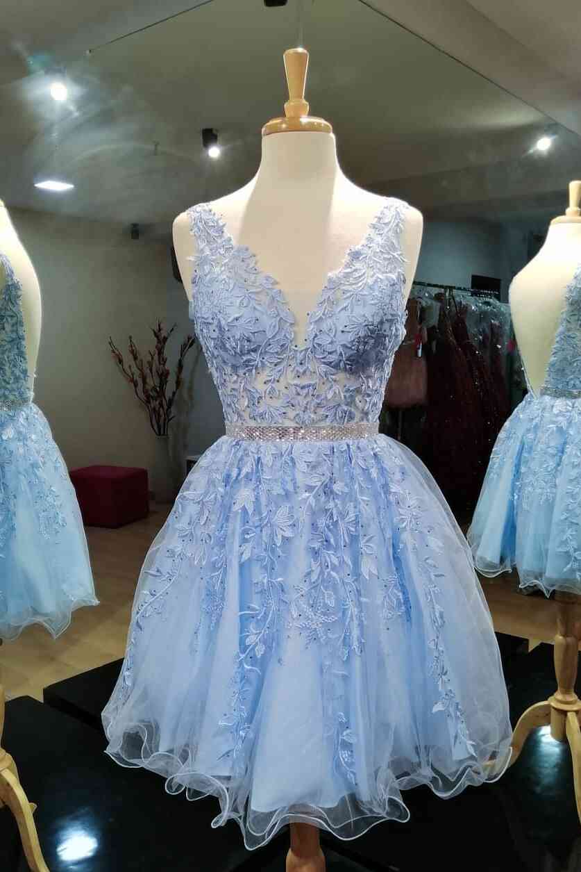 Vestidos de fiesta cortos con apliques de encaje azul claro y espalda descubierta