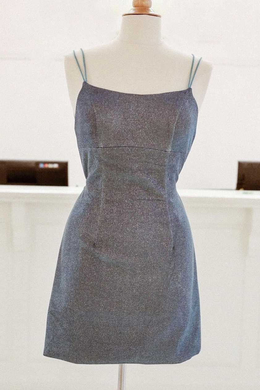 Vestido de fiesta corto ajustado azul con espalda con cordones