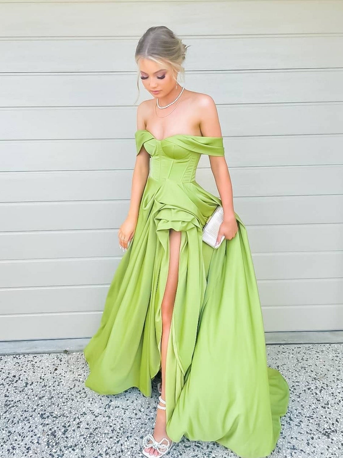 Vestido de fiesta largo de satén verde sencillo con hombros descubiertos, vestido de noche verde