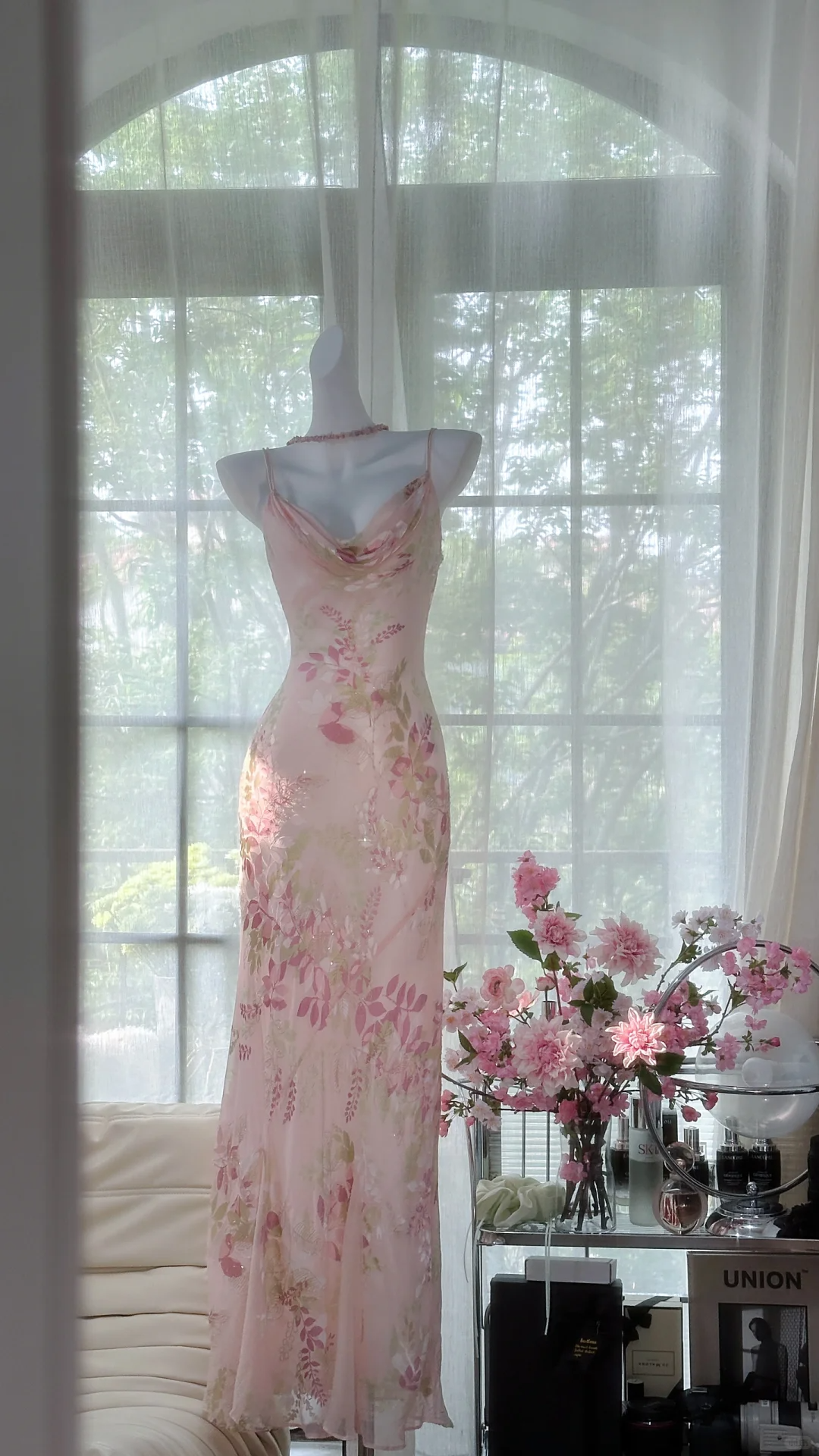 Vestido de noche romántico de gasa con tirantes finos y estampado floral rosa retro TP3984