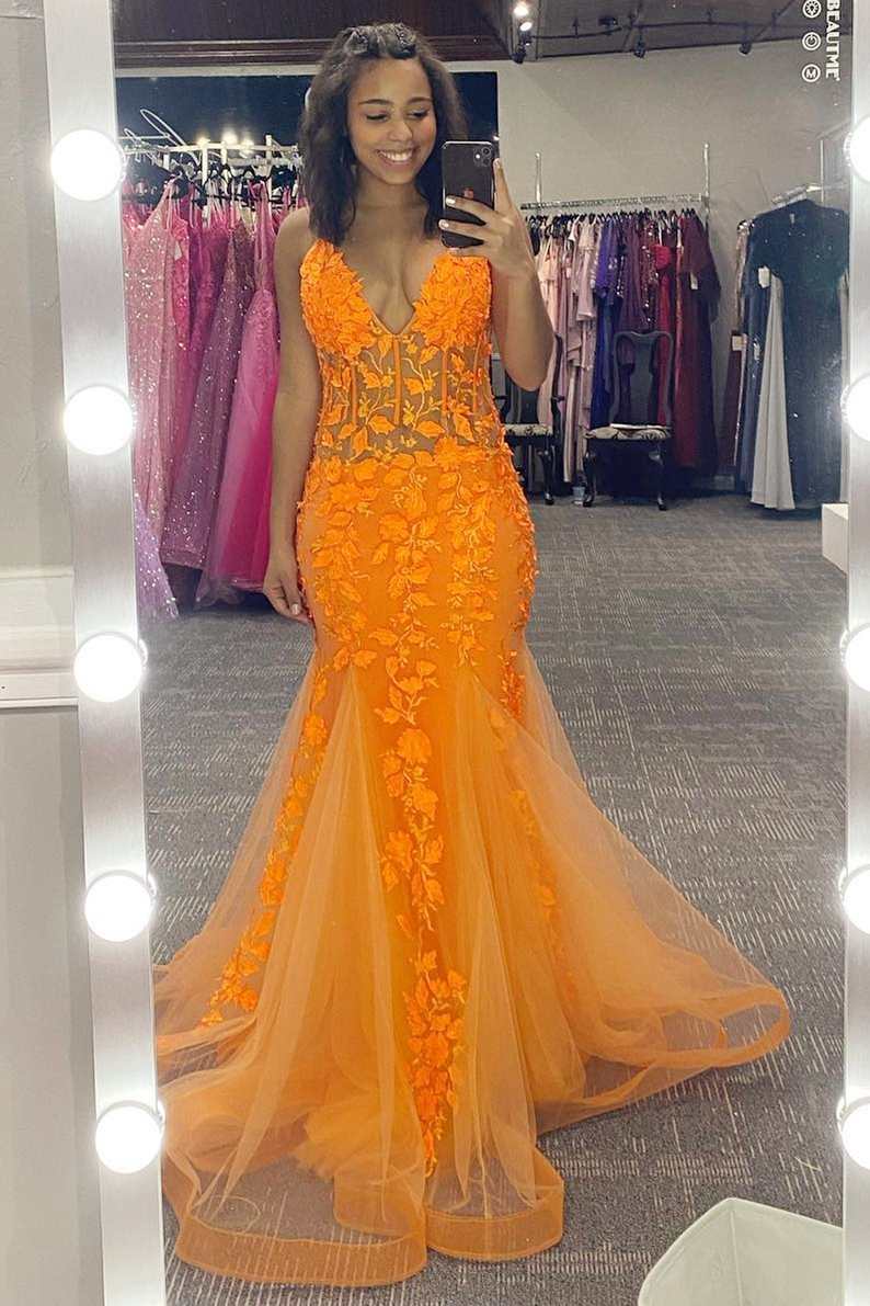 Vestido de fiesta largo estilo sirena con escote en V y espalda descubierta con apliques naranjas únicos
