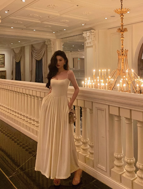 Vestido blanco sexy de satén con tirantes finos y corte en A para 21 cumpleaños. Ideas para vestidos de cumpleaños para mujer (DP1888).