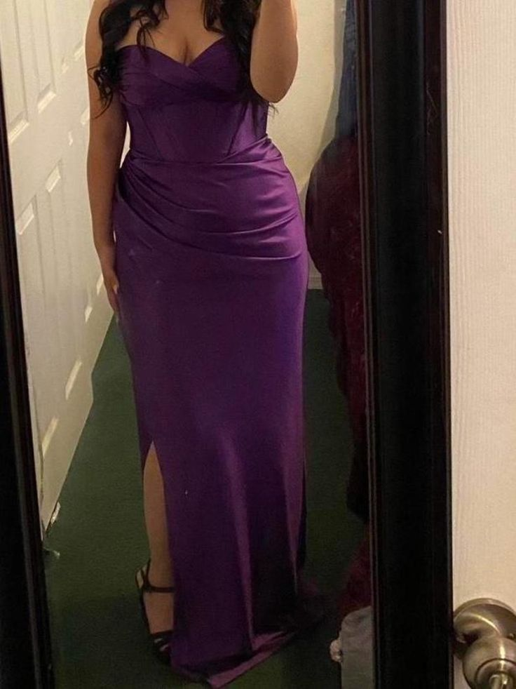 Vestido de fiesta de satén sin tirantes, color morado, estilo sirena, para invitadas de boda