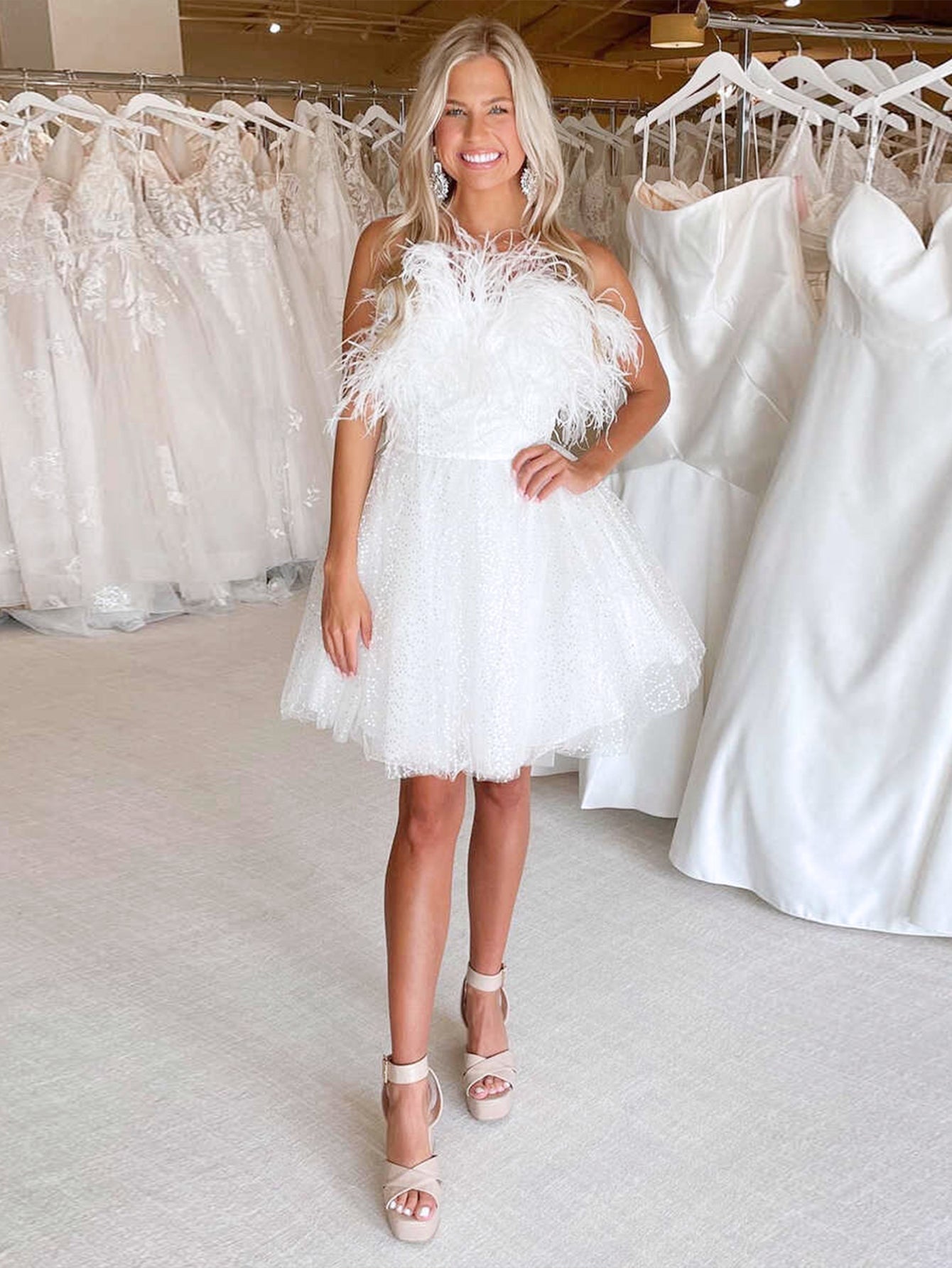 Vestido corto de fiesta de regreso a casa de tul negro con plumas y corte en A