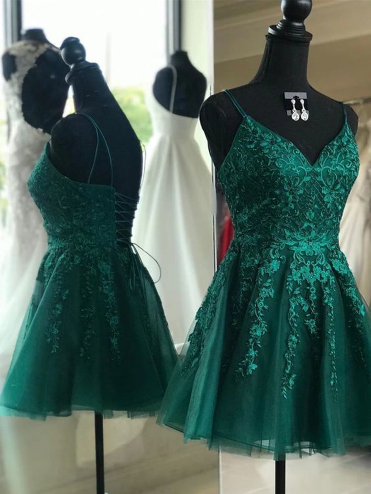 Vestidos de fiesta cortos de encaje verde oscuro con escote en V y corte A, vestidos formales de encaje verde oscuro para el regreso a casa.