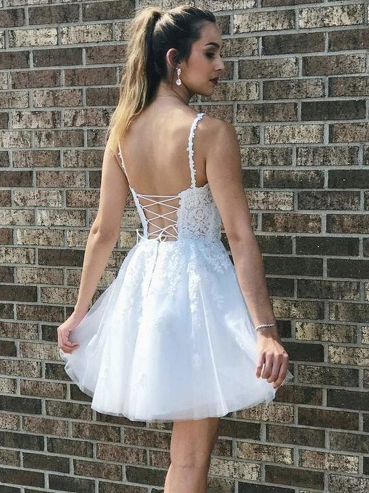 Vestidos de fiesta cortos de encaje blanco con escote en V y corte A, vestidos formales de bienvenida cortos de encaje blanco.