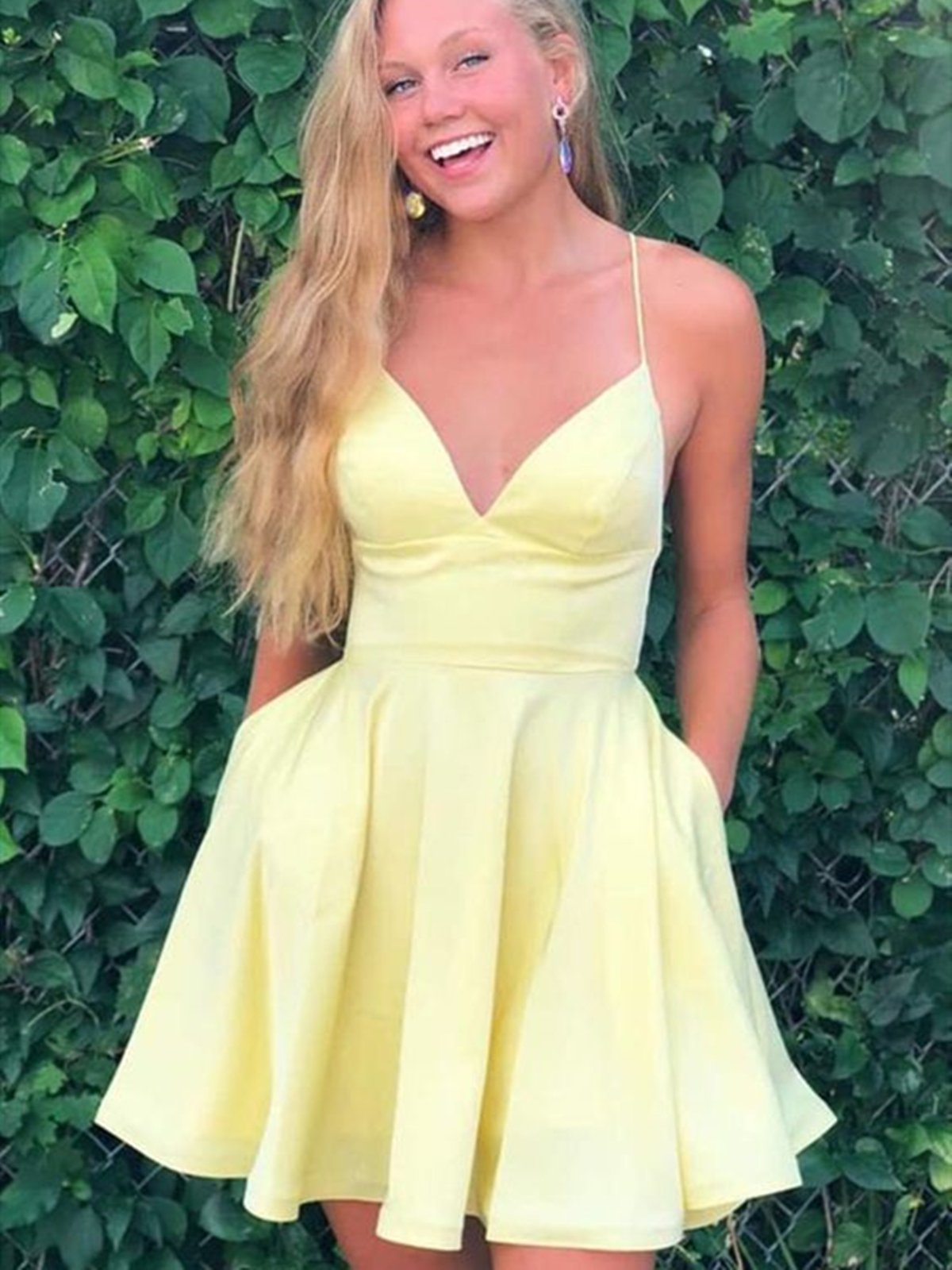 Vestidos de fiesta cortos amarillos con escote en V y corte A, vestidos formales cortos amarillos para el regreso a casa.