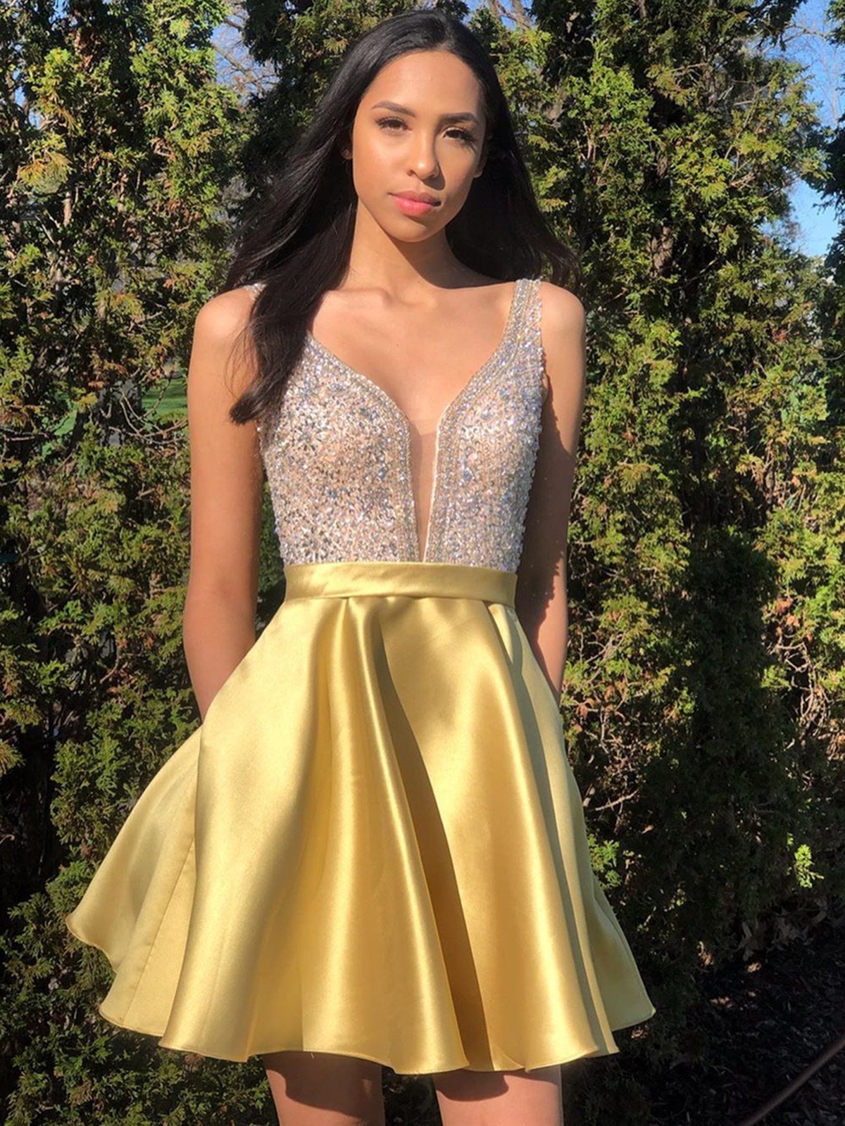 Vestidos de fiesta cortos amarillos con cuentas y escote en V, vestidos formales cortos amarillos con cuentas para el regreso a casa.