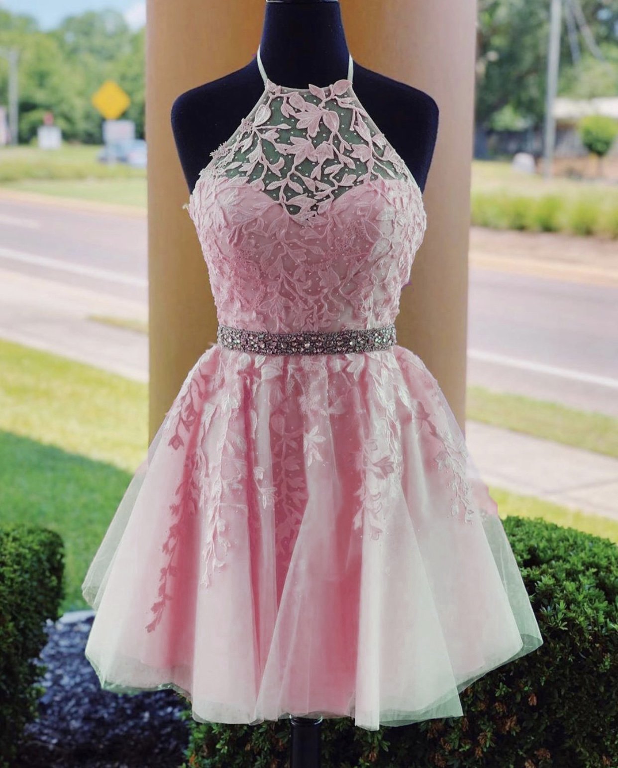 Vestidos de fiesta de tul con cuello halter y bordado de encaje con espalda cruzada