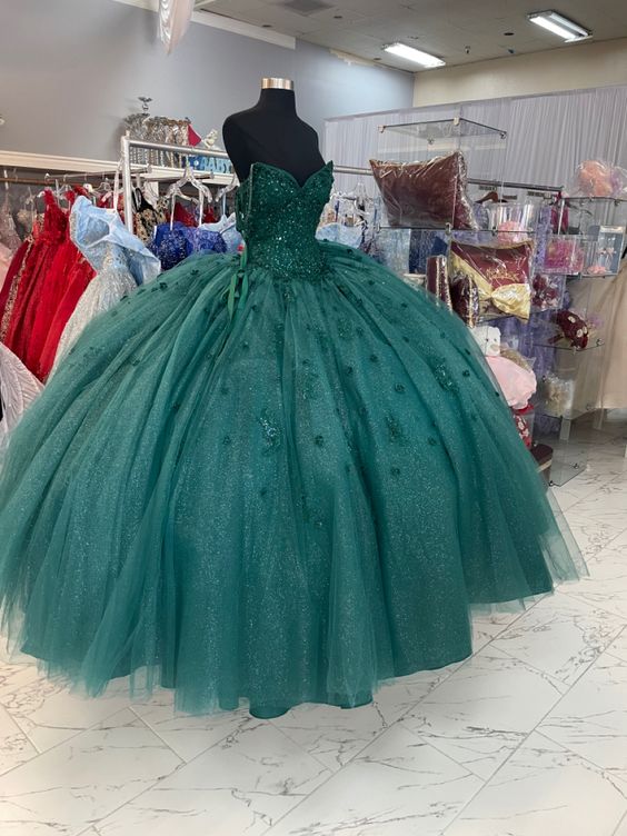 Vestido de quinceañera con cuentas y tirantes finos, color verde esmeralda