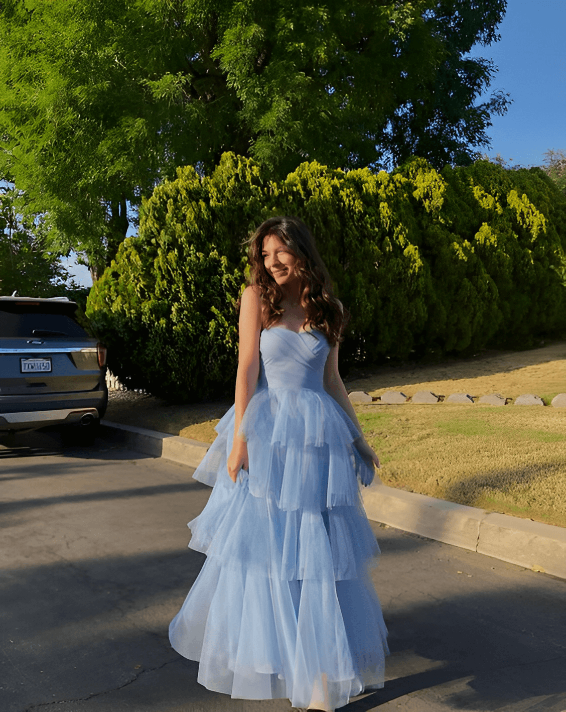 Vestidos largos formales de tul azul elegante sin tirantes en capas para fiesta de graduación y cumpleaños