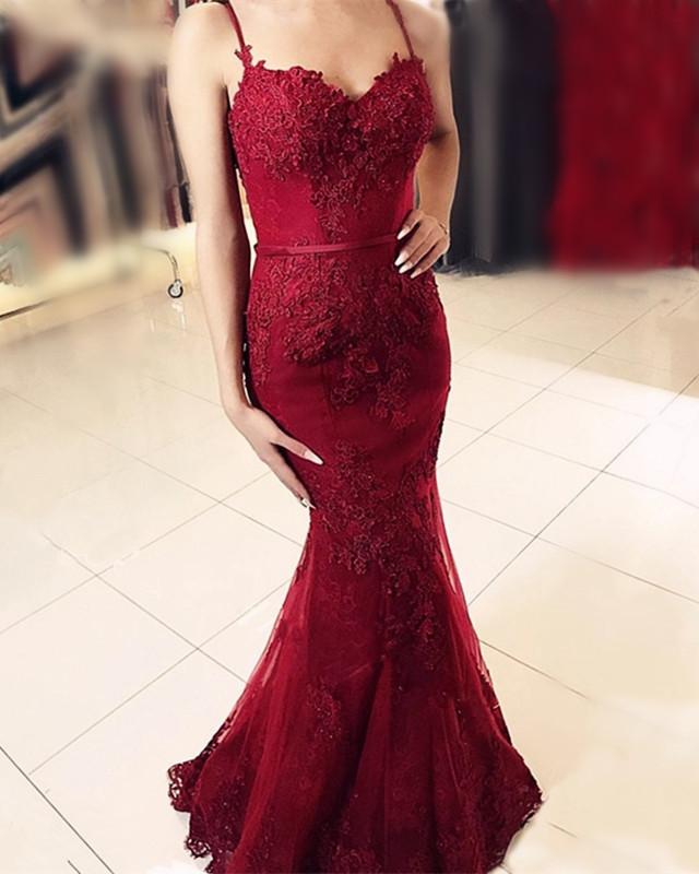 Elegante vestido de fiesta de sirena con encaje y escote corazón, largo hasta el suelo.