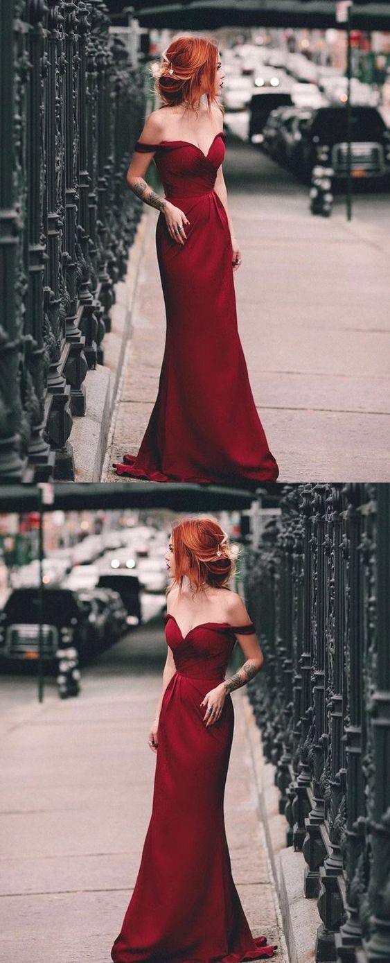 Encantadores vestidos de fiesta largos color burdeos con hombros descubiertos y corte sirena