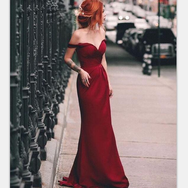 Encantadores vestidos de fiesta largos color burdeos con hombros descubiertos y corte sirena