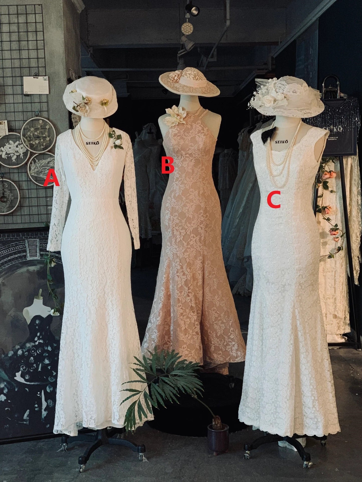 Vestido de novia clásico vintage de encaje con corte sirena hasta el suelo