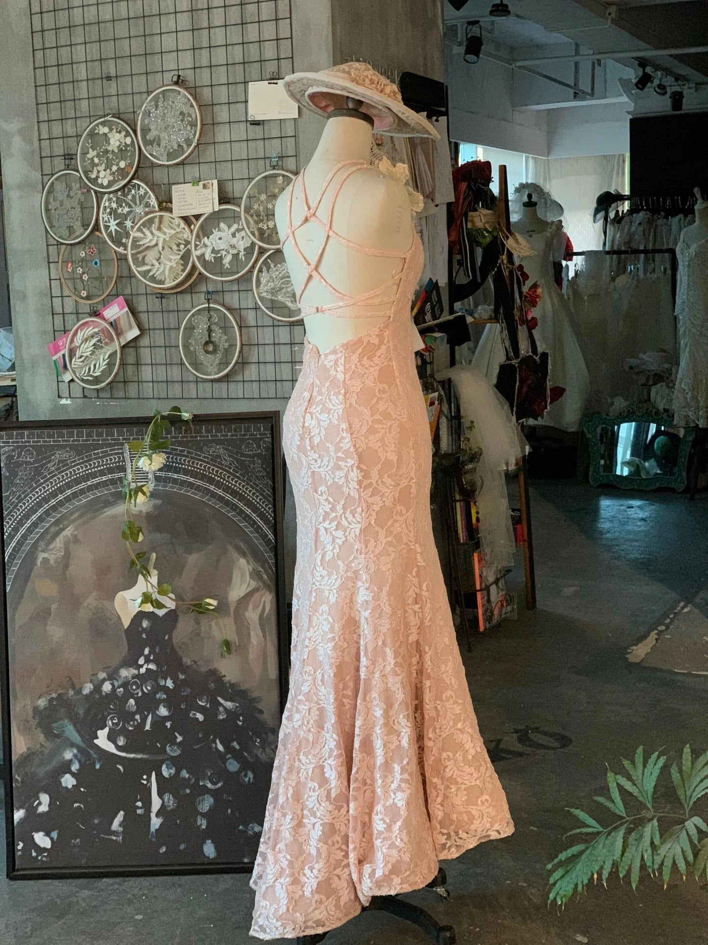 Vestido de novia clásico vintage de encaje con corte sirena hasta el suelo