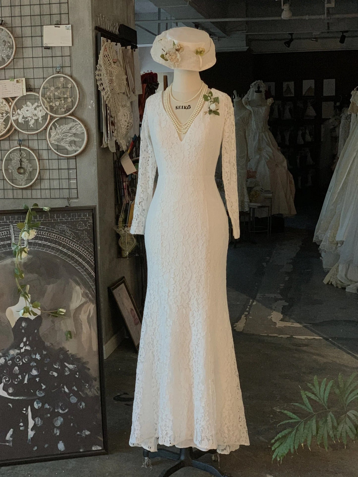 Vestido de novia clásico vintage de encaje con corte sirena hasta el suelo