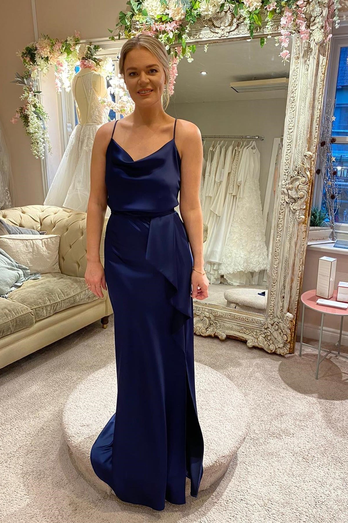 Vestido de dama de honor azul marino con cuello vuelto y fruncido. Vestidos formales.