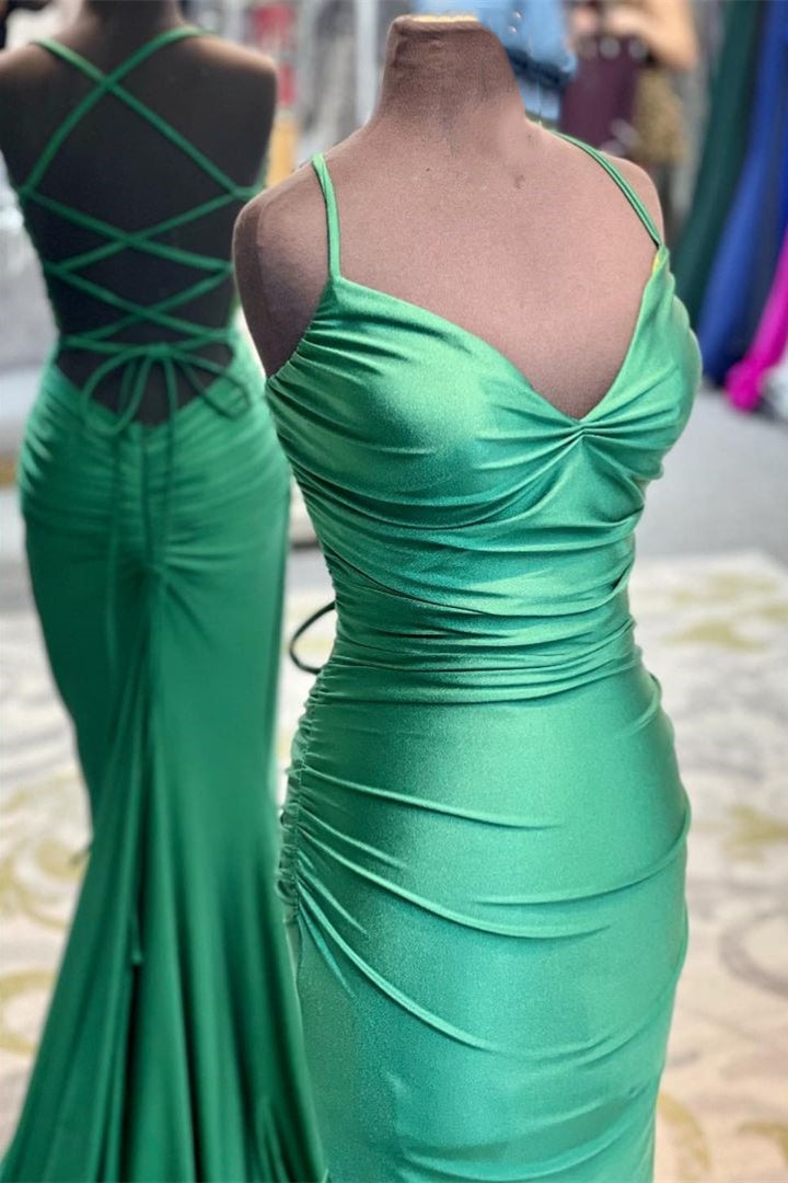 Elegantes vestidos de fiesta largos con tirantes finos y corte sirena verde
