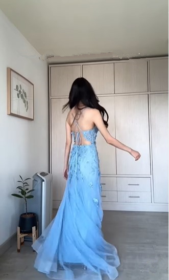 Vestido de noche elegante de sirena con apliques de tul azul, largo y espalda abierta