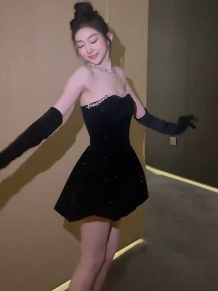 Hermoso vestido de fiesta corto de terciopelo negro con escote corazón para octavo grado, vestido de fiesta de verano para escuela secundaria, atuendos de cumpleaños DH1057