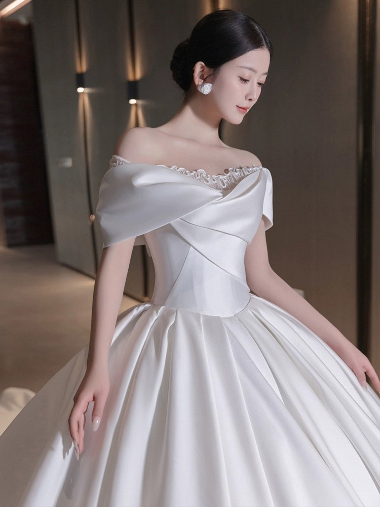 Hermoso vestido de novia blanco de satén largo con hombros descubiertos, DH109