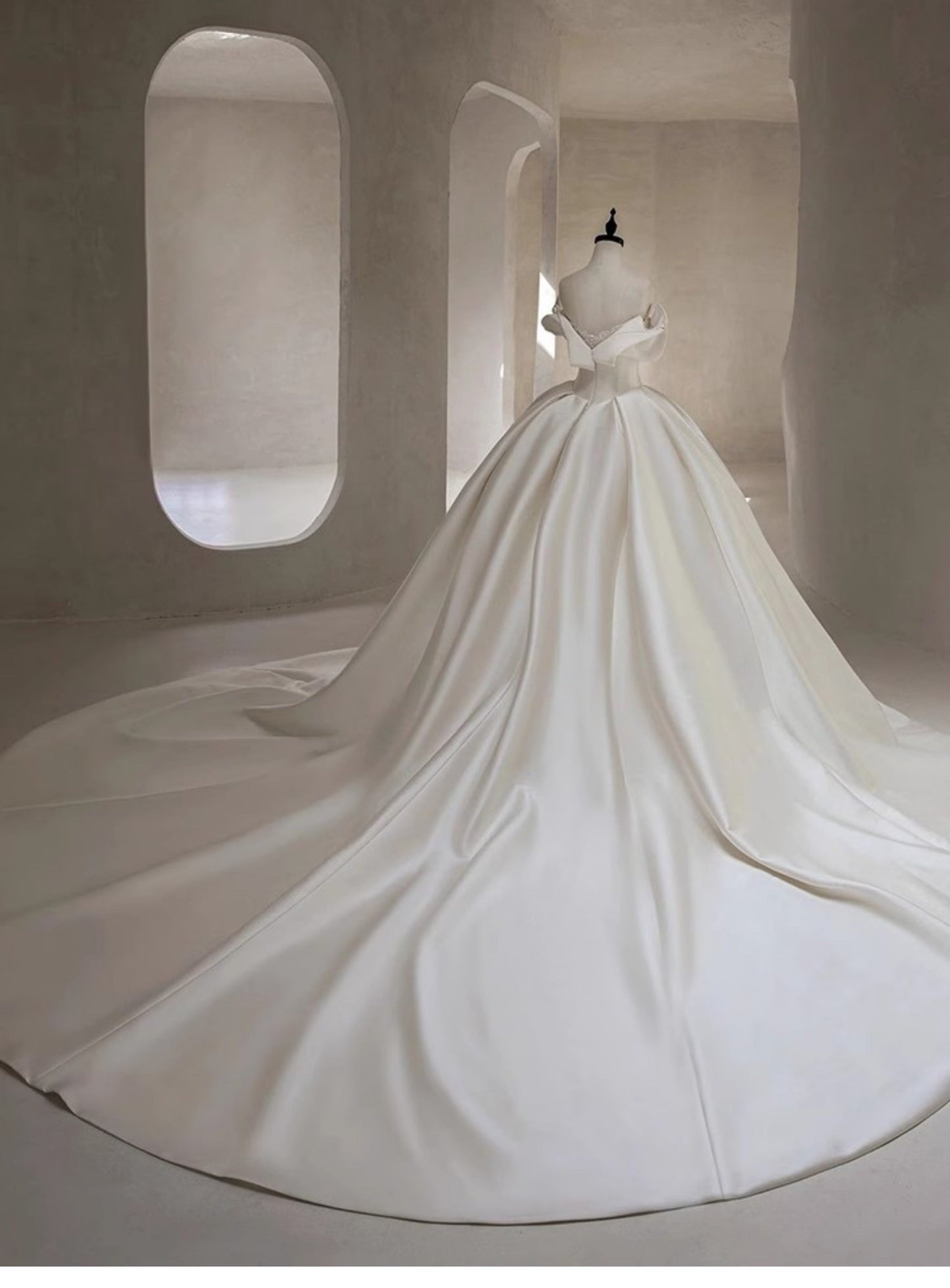 Hermoso vestido de novia blanco de satén largo con hombros descubiertos, DH109