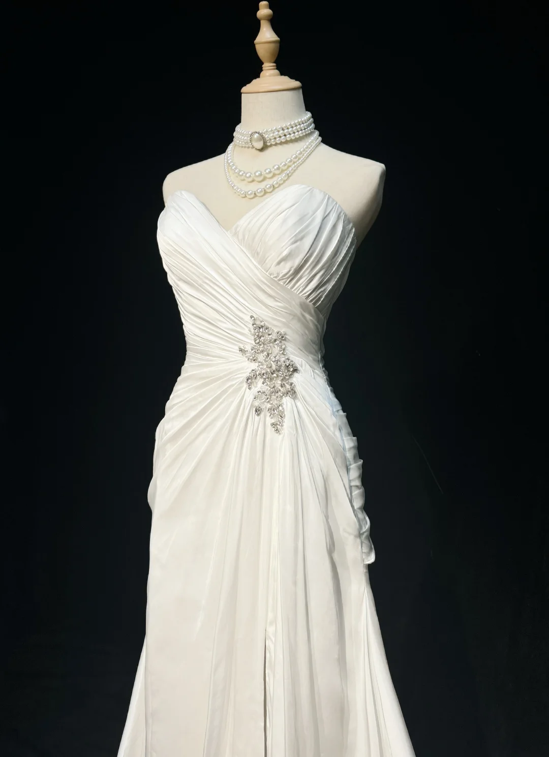 Vestido de novia vintage, corte A, escote corazón, sin mangas, cuentas plateadas, abertura larga, blanco, años 70, elegante, DH1110