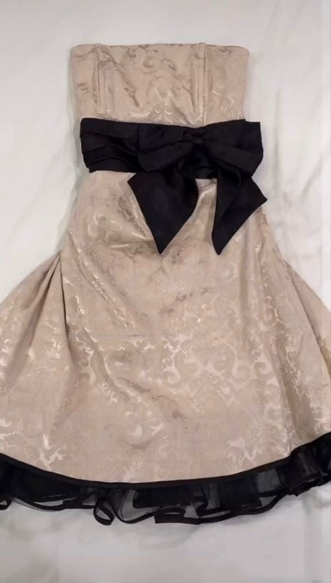 Lindos vestidos de fiesta cortos de satén color champán, sin tirantes, de corte A, para octavo grado, para el regreso a casa, de verano, para la escuela secundaria, para el 18.º cumpleaños, DH1253