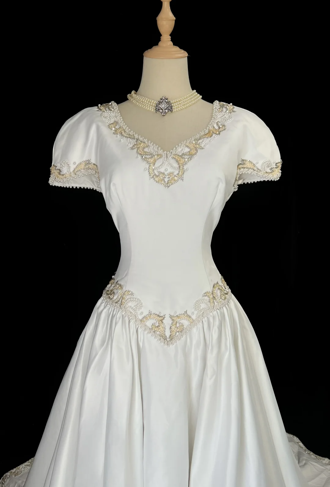 Classic Wedding Dress Ball Gown V Neck White Satin Long 70s Wedding Dresses Vintage Bride Dress Bridal Gowns DH1260