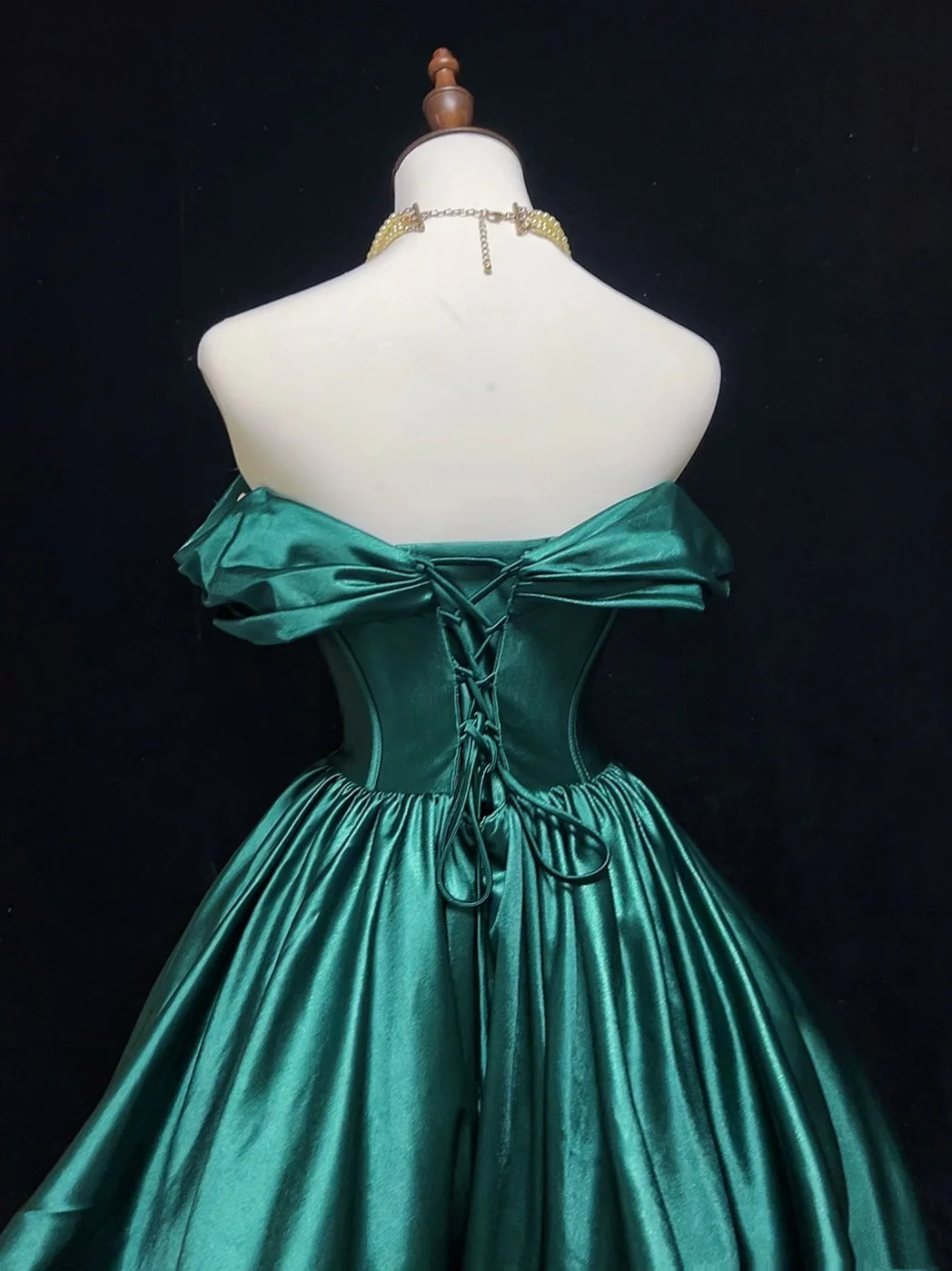 Vestido de fiesta corto de satén verde con hombros descubiertos, moderno, para fiesta de 8.º grado, para escuela secundaria, cóctel, DH1456