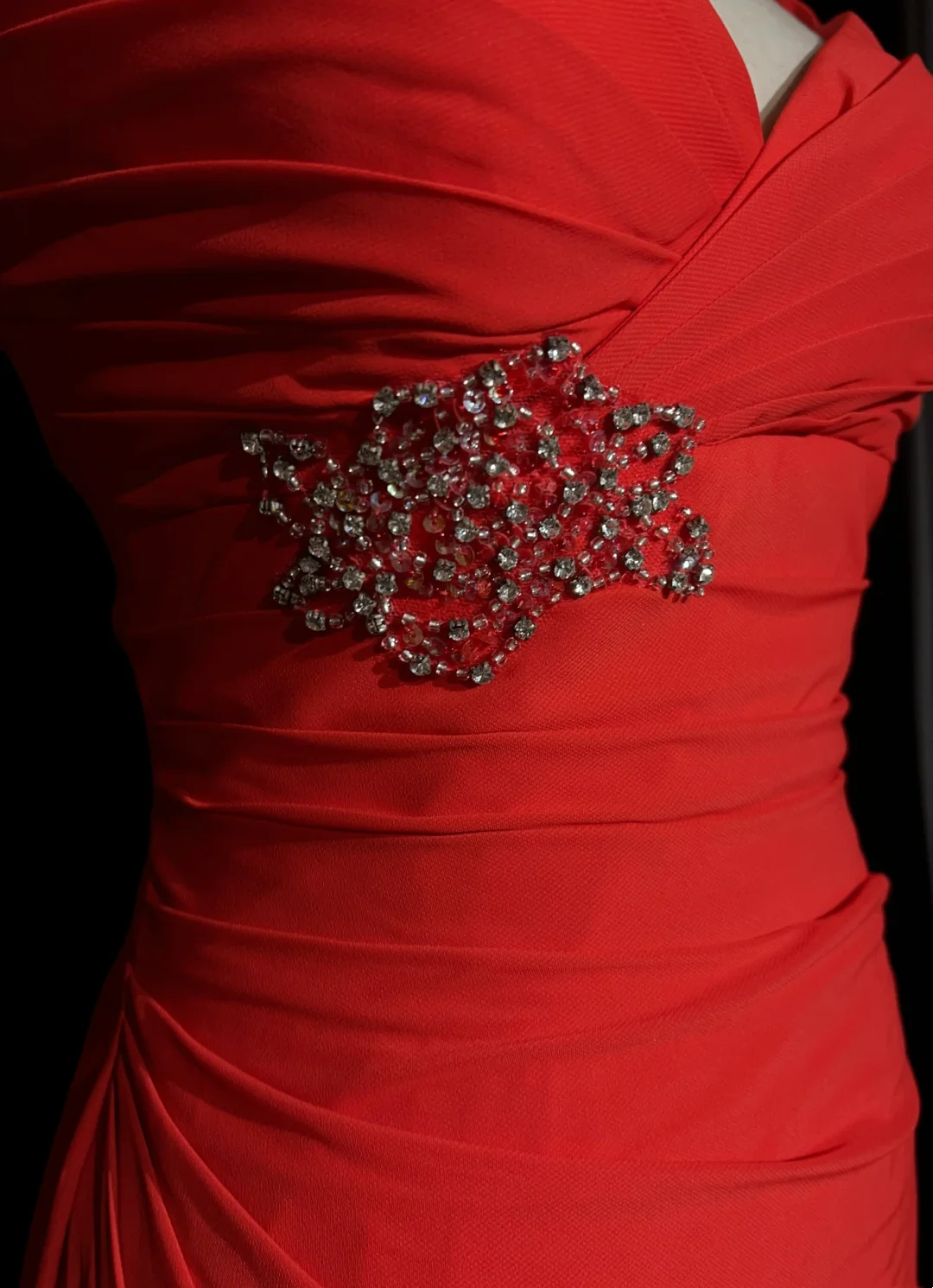Vestido de fiesta de graduación de 8.º grado, estilo vintage, de gasa roja, hasta la rodilla, con corte asimétrico, para cóctel, para escuela secundaria, DH1466
